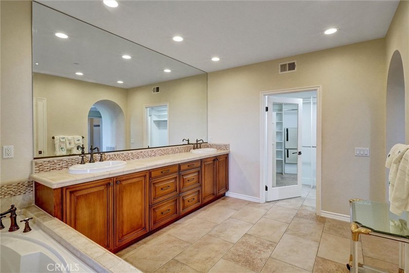Experience the rare opportunity to own a beautifully appointed - photo 33