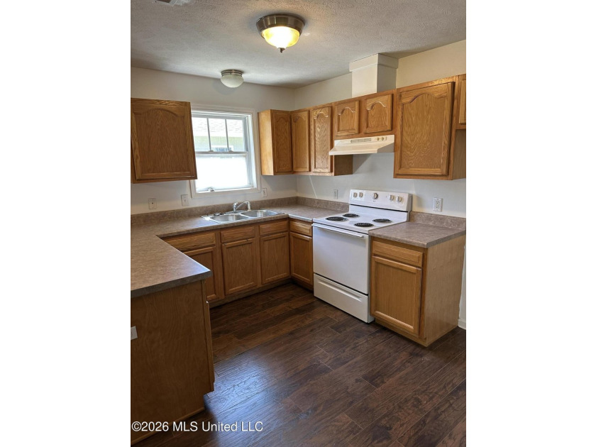 Welcome home to this cozy 3 bedroom, 1 bath property featuring a - photo 3
