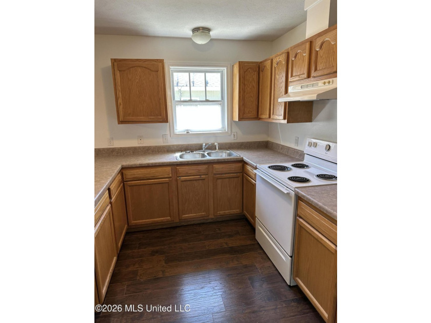 Welcome home to this cozy 3 bedroom, 1 bath property featuring a - photo 4