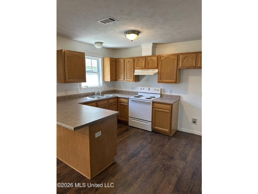 Welcome home to this cozy 3 bedroom, 1 bath property featuring a - photo 5