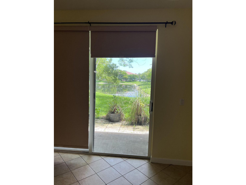 Spacious 3 bedroom, 2.5 bathroom with 1 car garage. Roof is 6 - photo 4