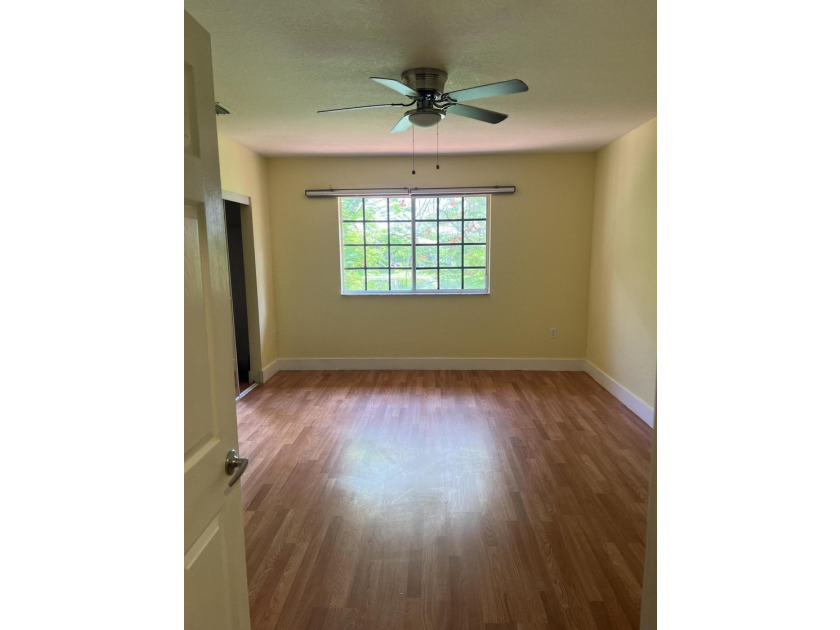 Spacious 3 bedroom, 2.5 bathroom with 1 car garage. Roof is 6 - photo 5