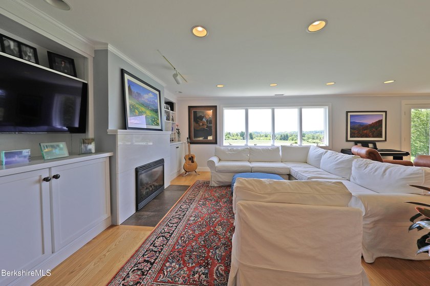 PERFECT IN LENOX!! This impeccably renovated Mid-Century Modern - photo 8