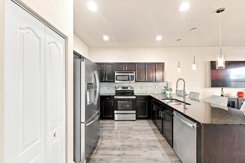 Welcome to this beautifully updated 4-bedroom, 3.5-bath home in - photo 4