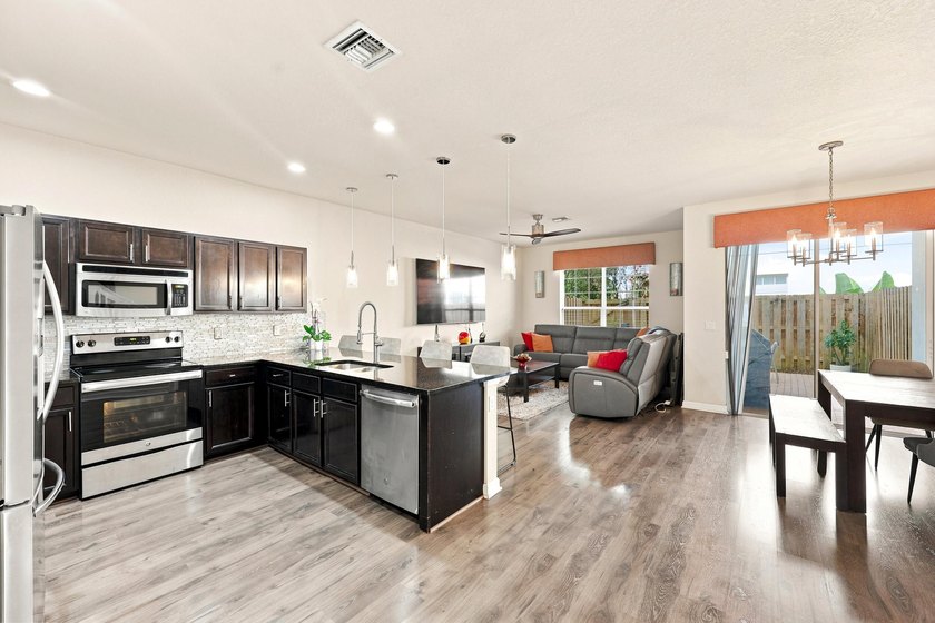 Welcome to this beautifully updated 4-bedroom, 3.5-bath home in - photo 6