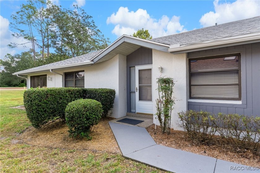 Welcoming 3 bedroom, 2 bath home in the Oakleaf Villas Community - photo 4