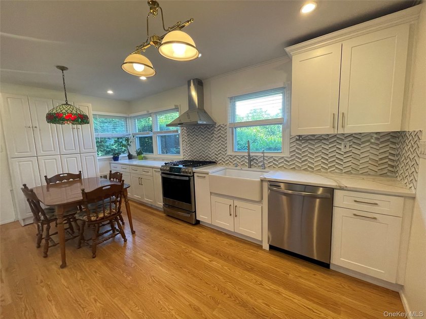 Welcome to this beautifully maintained split-level home located - photo 11