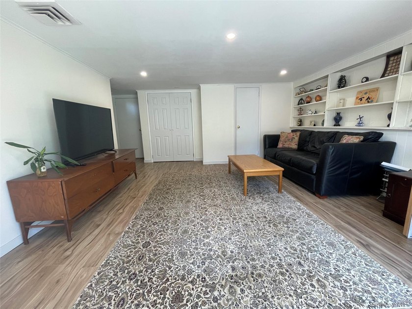Welcome to this beautifully maintained split-level home located - photo 25