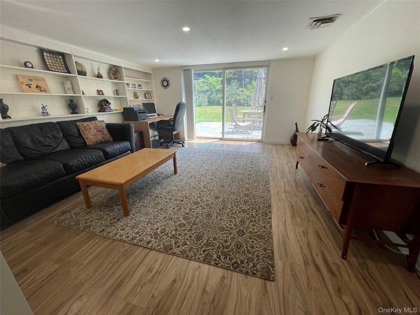 Welcome to this beautifully maintained split-level home located - photo 27