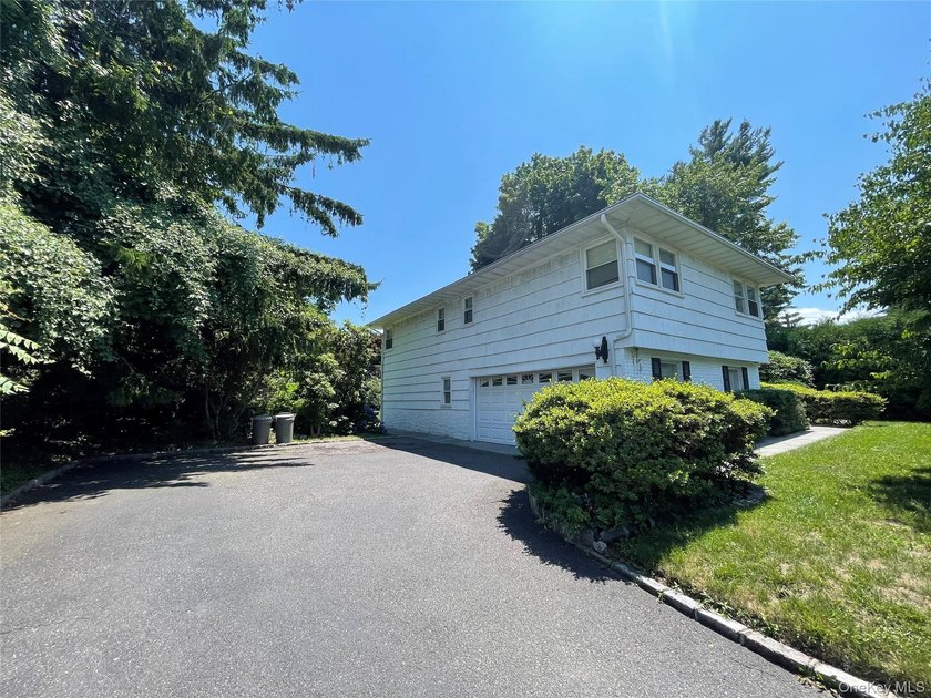 Welcome to this beautifully maintained split-level home located - photo 38