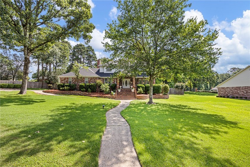 Exceptional single-owner residence situated on a beautifully - photo 3