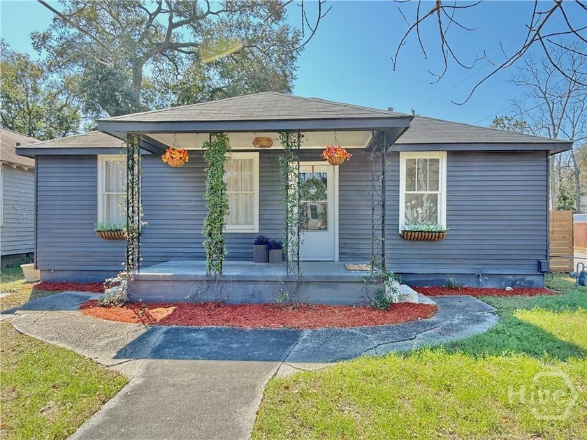 3-bedroom, 2-bath bungalow in the heart of Savannah, just - photo 3