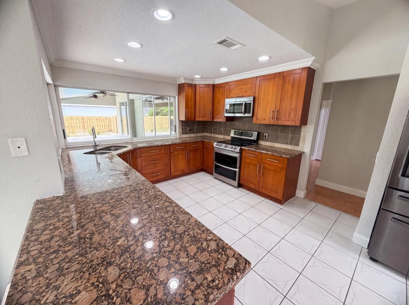 Step into 711 SE Celtic Ave, recently refreshed with fresh - photo 10