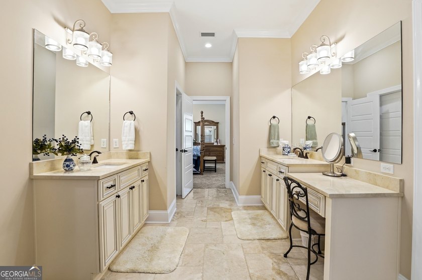 Welcome to this beautifully custom designed 3/4 bedroom, 4 bath - photo 17