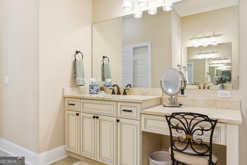 Welcome to this beautifully custom designed 3/4 bedroom, 4 bath - photo 18