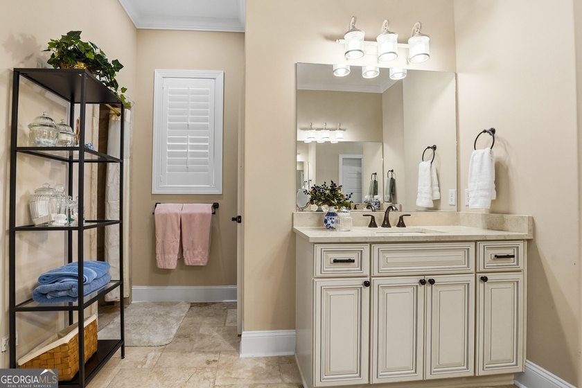 Welcome to this beautifully custom designed 3/4 bedroom, 4 bath - photo 19