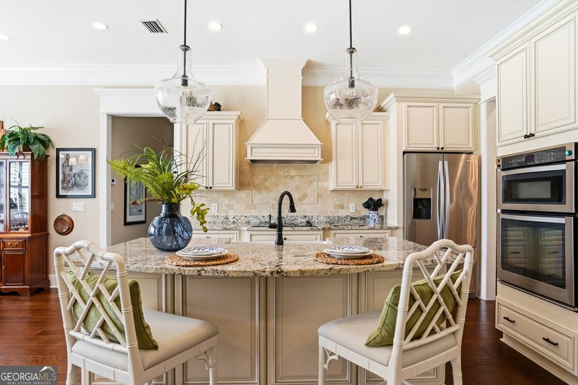 Welcome to this beautifully custom designed 3/4 bedroom, 4 bath - photo 23