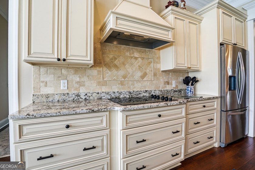 Welcome to this beautifully custom designed 3/4 bedroom, 4 bath - photo 25