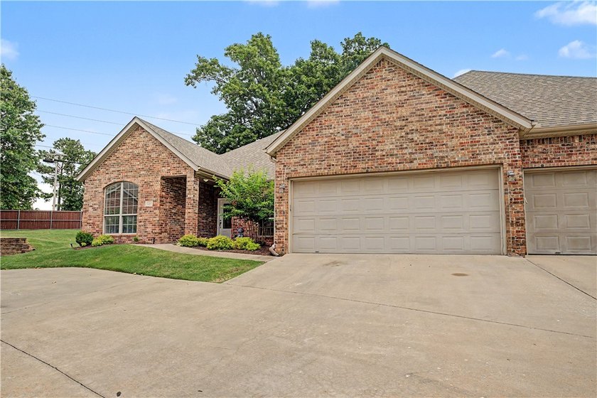 Beautifully remodeled 4 bedroom/3 bathroom Bellafont townhome - photo 2