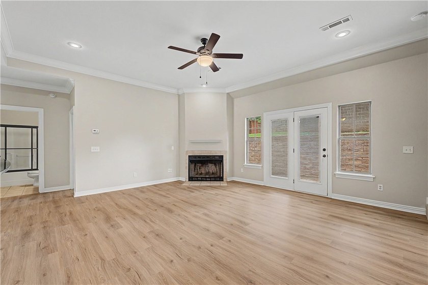 Beautifully remodeled 4 bedroom/3 bathroom Bellafont townhome - photo 4