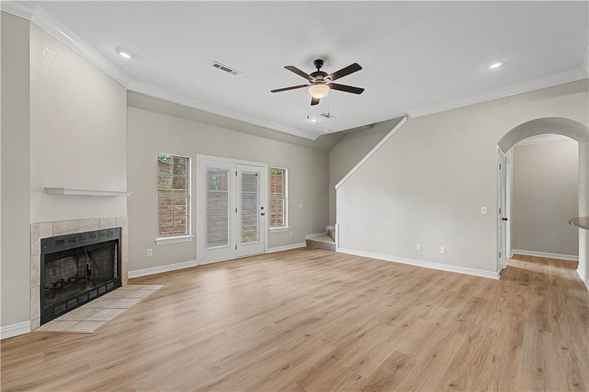 Beautifully remodeled 4 bedroom/3 bathroom Bellafont townhome - photo 5