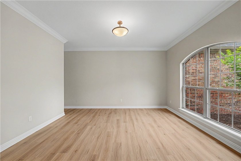 Beautifully remodeled 4 bedroom/3 bathroom Bellafont townhome - photo 7