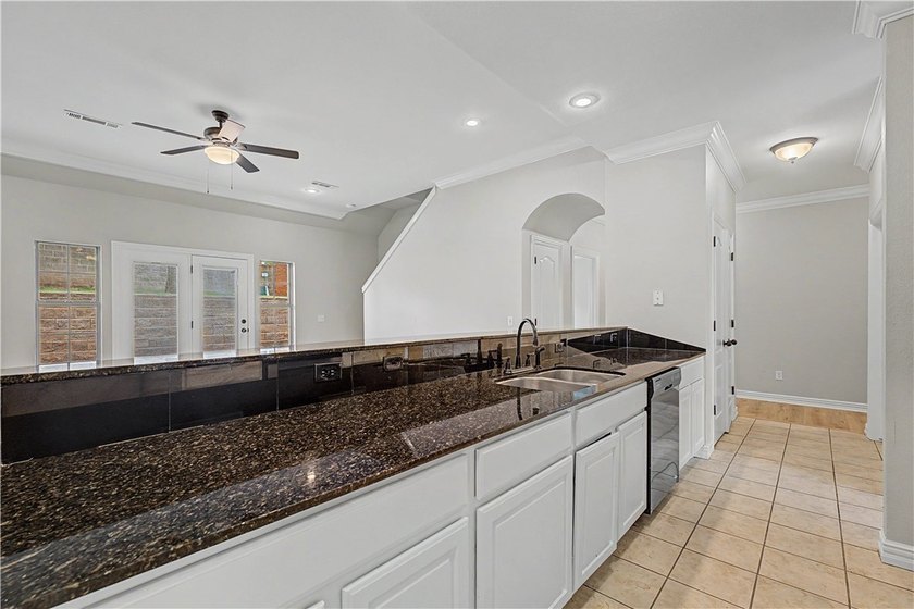Beautifully remodeled 4 bedroom/3 bathroom Bellafont townhome - photo 9