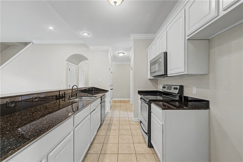 Beautifully remodeled 4 bedroom/3 bathroom Bellafont townhome - photo 10