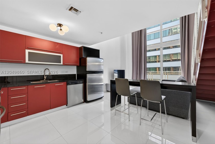 Spectacular loft with stunning urban views in a prime Downtown - photo 2