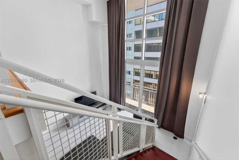 Spectacular loft with stunning urban views in a prime Downtown - photo 9