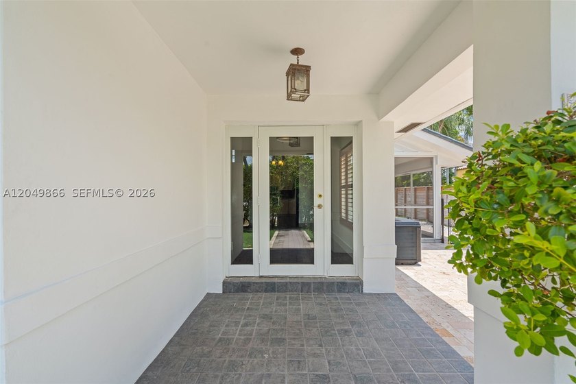 Ideally located in desirable East Hollywood, just minutes from - photo 7