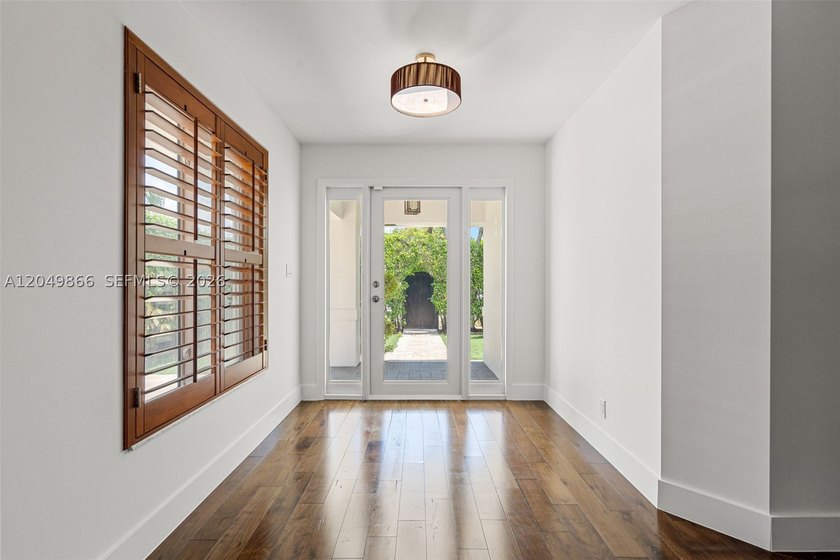 Ideally located in desirable East Hollywood, just minutes from - photo 8