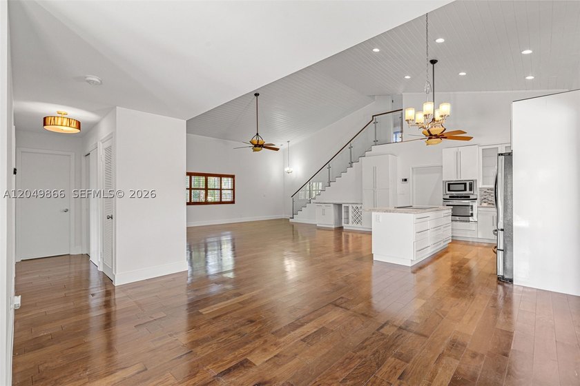 Ideally located in desirable East Hollywood, just minutes from - photo 9