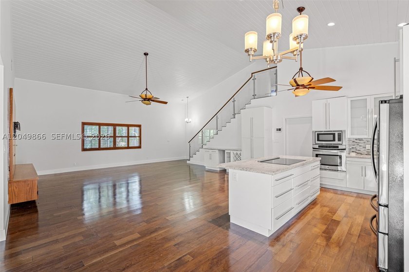 Ideally located in desirable East Hollywood, just minutes from - photo 10