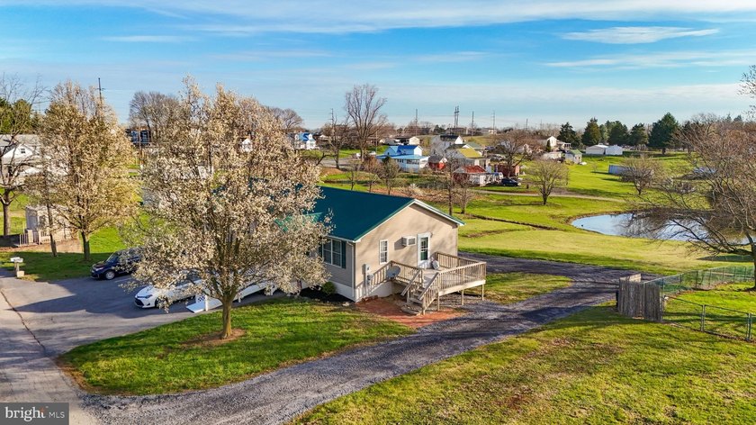 Don't miss this fantastic income-producing 3-unit triplex - photo 2