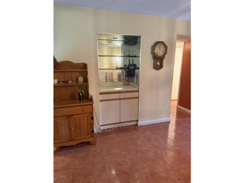 Welcome to this 900 square-foot condominium located in the Isle - photo 3
