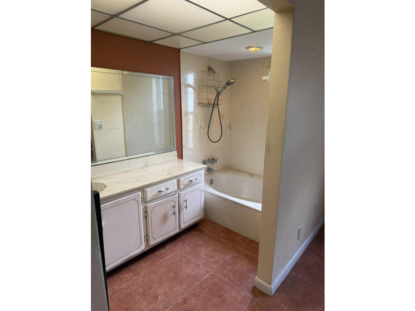 Welcome to this 900 square-foot condominium located in the Isle - photo 7