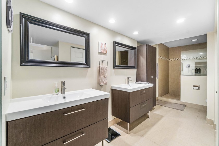 Immaculate and Beautiful 3 bedroom, 2.5 bath townhouse. Roof - photo 18