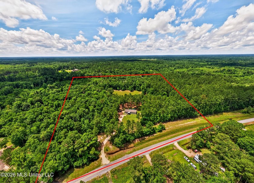 Escape to your own private outdoor paradise with this 3-bedroom - photo 3