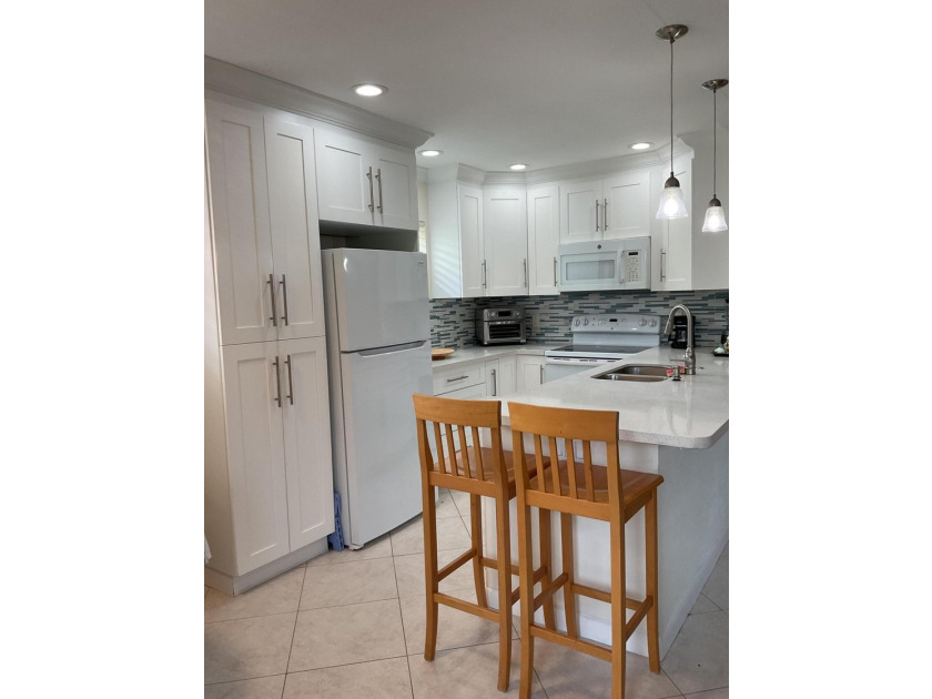 Welcome to this charming 2-bedroom, 2-bathroom villa in Delray - photo 6