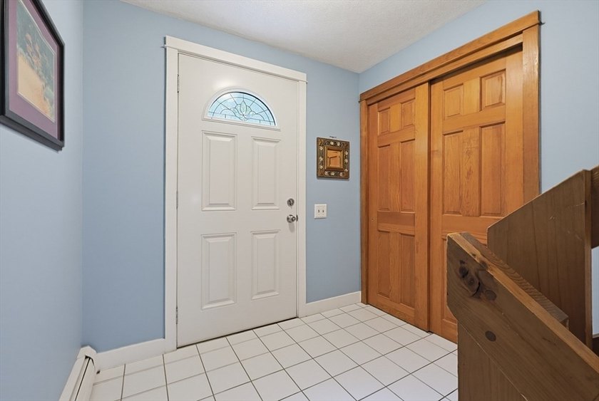 Sun-drenched 4-bed, 2.5 bath, 3-story Raised Cape in a private - photo 3
