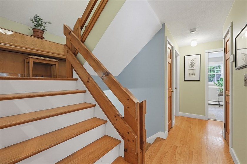 Sun-drenched 4-bed, 2.5 bath, 3-story Raised Cape in a private - photo 4