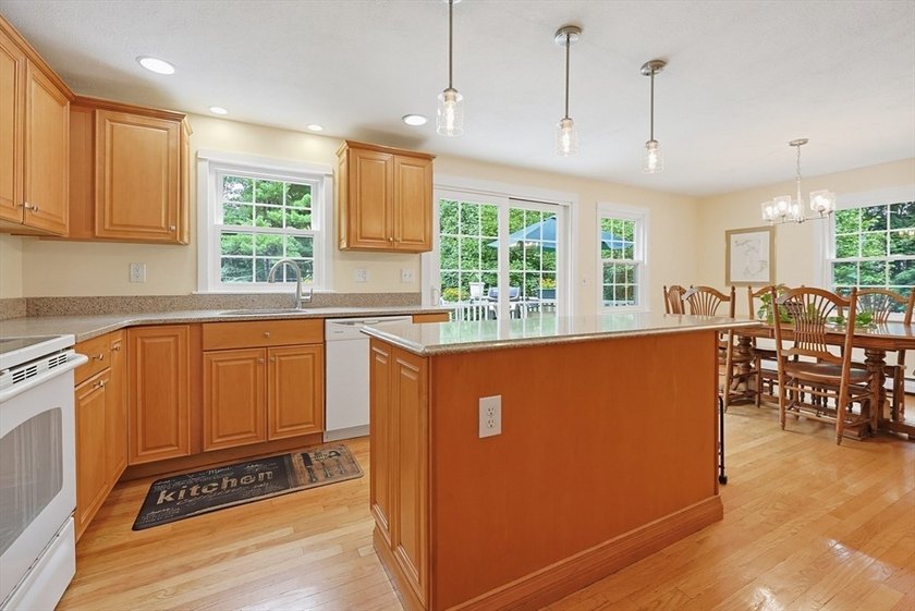 Sun-drenched 4-bed, 2.5 bath, 3-story Raised Cape in a private - photo 6