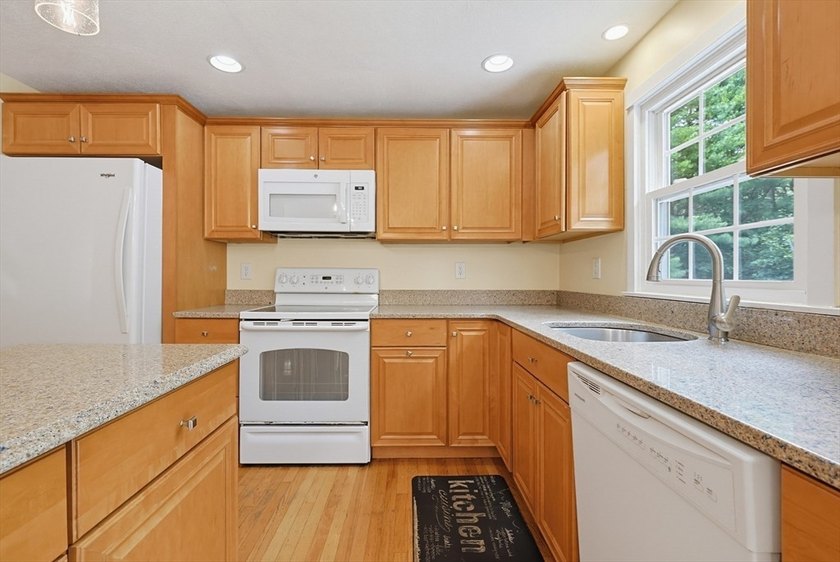 Sun-drenched 4-bed, 2.5 bath, 3-story Raised Cape in a private - photo 7