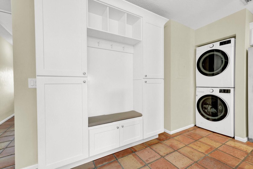 Discover this charming 1 bedroom, 1 bathroom condo in a prime - photo 2