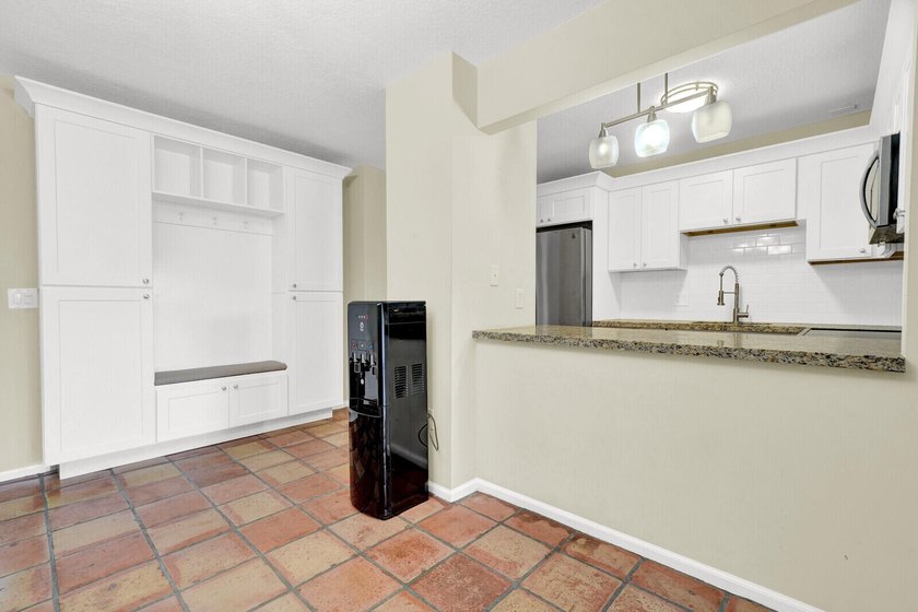 Discover this charming 1 bedroom, 1 bathroom condo in a prime - photo 4