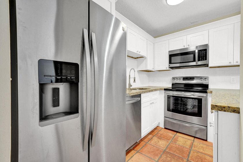 Discover this charming 1 bedroom, 1 bathroom condo in a prime - photo 5