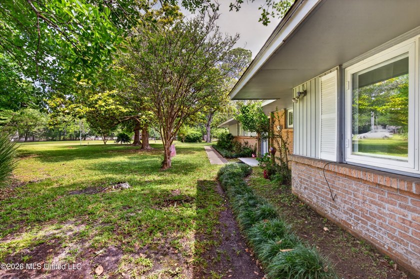 Welcome to this charming 1950's gem nestled in the heart of - photo 2