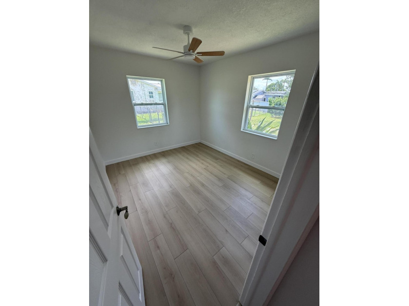 The house qualifies for all windstorm credits. Stunning - photo 25