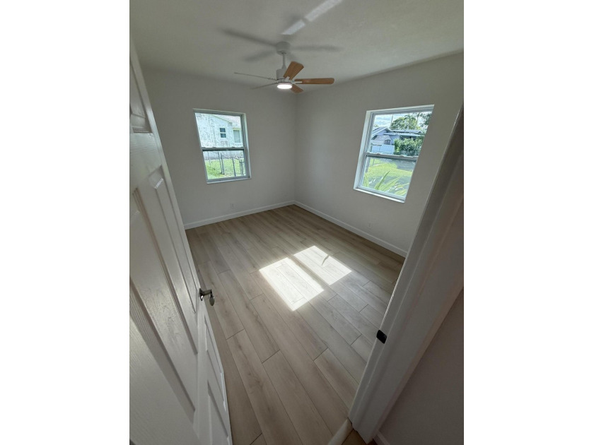 The house qualifies for all windstorm credits. Stunning - photo 30